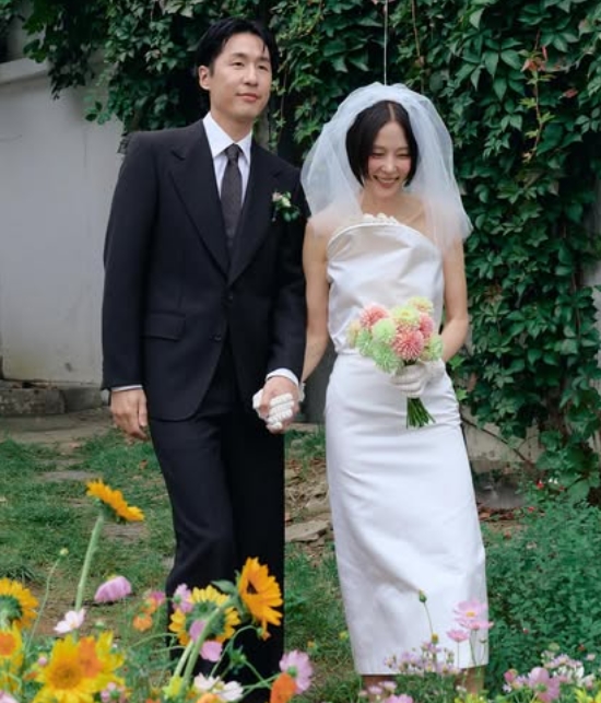 마이큐 김나영 부부가 손을 잡은 채 입장하고 있다