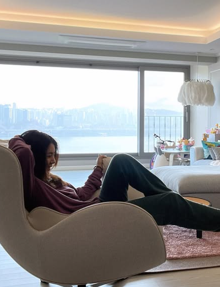 한강이 보이는 한채아 집 내부. 사진=한채아 SNS