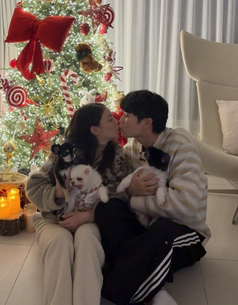 입을 맞추고 있는 에일리, 최시훈 부부. 사진=최시훈 SNS