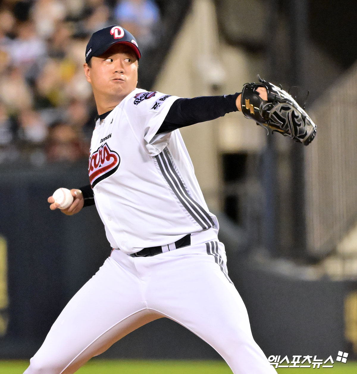 두산 베어스가 내부 FA 투수 이영하와 4년 최대 총액 52억 원에 잔류 계약을 이끌었다. 김원형 감독은 부임 때부터 이영하 잔류에 대한 중요성을 계속 강조했다. 바람대로 이영하 잔류 소식을 들은 김원형 감독은 이영하의 보직을 두고 2026시즌 선발 투수 복귀를 고려하고 있다. 엑스포츠뉴스 DB