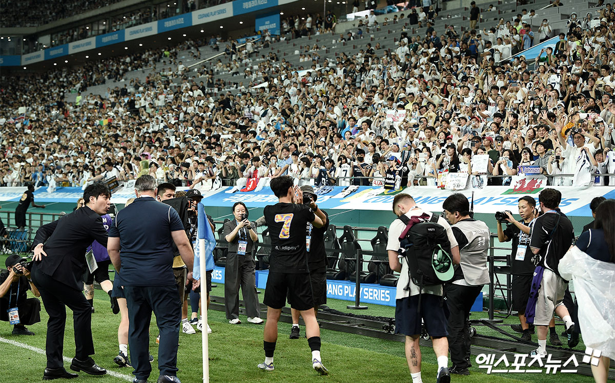 토트넘 소식을 전하는 영국 매체 스퍼스웹은 지난 26일 '손흥민, 12월 토트넘 홋스퍼 복귀 확정. 특별 이벤트 계획'이라며 손흥민이 12월 중으로 토트넘에 복귀한다고 전했다. 매체는 '토트넘 팬들은 32세 손흥민에게 제대로 작별 인사를 할 기회를 갖지 못했다. 손흥민이 토트넘 소소속으로 출전한 마지막 경기는 구단의 한국 프리시즌 투어에서 치러졌기 때문'이라며 '지난달 손흥민은 토트넘 홋스퍼 스타디움에 돌아와 제대로 된 작별 인사를 하고 싶다고 밝혔고, 토트넘은 그의 소원을 이뤄줄 준비가 돼 있다'고 토트넘이 손흥민 복귀를 계획하고 있다고 덧붙였다. 엑스포츠뉴스DB