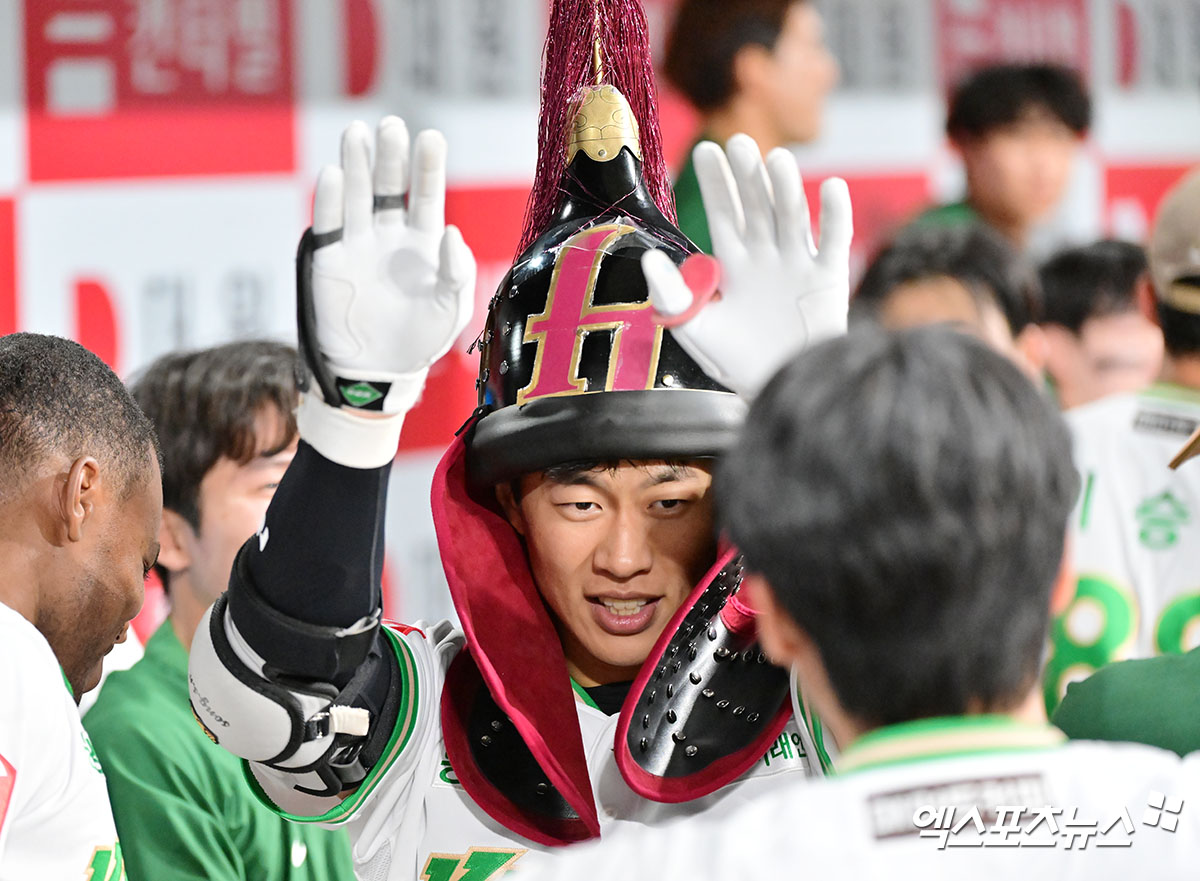 27일 오후 서울 구로구 고척스카이돔에서 열린 '2025 신한 SOL Bank KBO리그' 삼성 라이온즈와 키움 히어로즈의 경기, 8회말 2사 1루 키움 송성문이 투런 홈런을 날린 후 기뻐하고 있다. 엑스포츠뉴스 DB