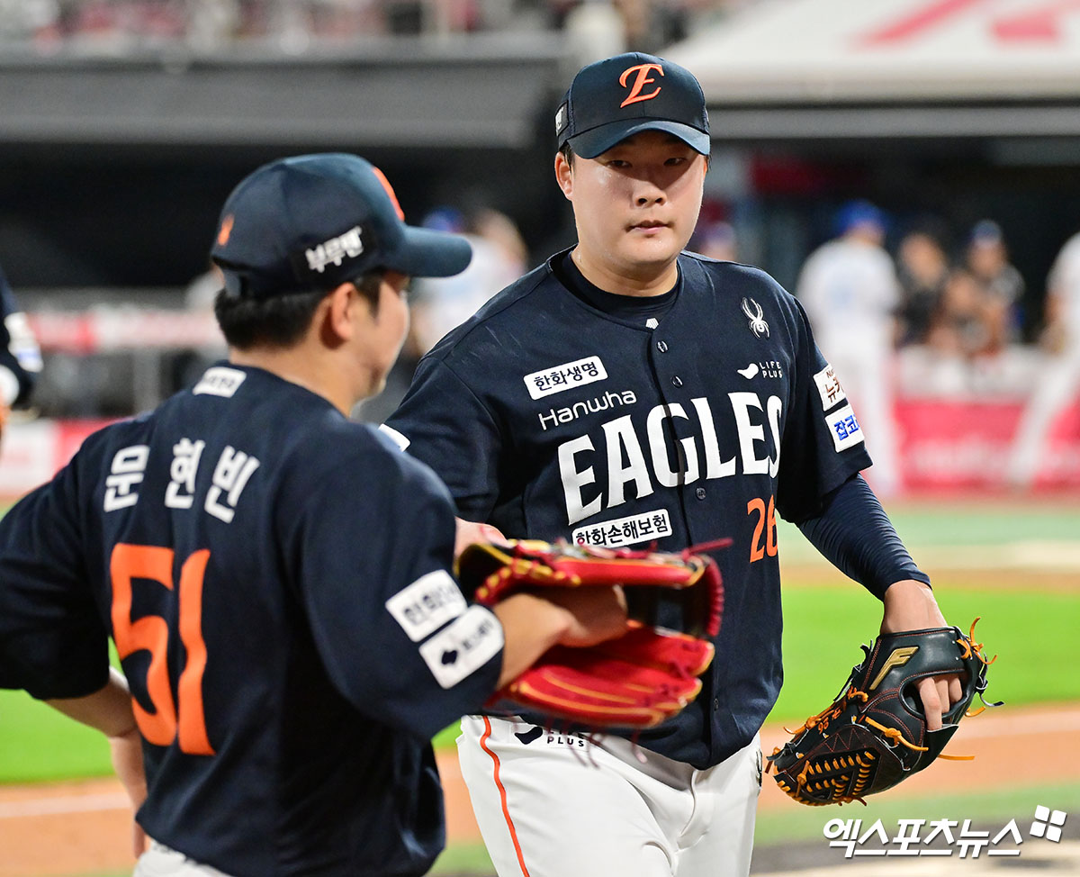 KT 위즈가 28일 한화 이글스와 FA 계약을 체결한 강백호의 보상선수로 투수 한승혁을 지명했다. 지난 25일 한화로부터 20인 보호선수 명단을 받았고, 경험이 풍부한 베테랑 투수 한승혁을 영입하기로 했다. KT는 한승혁과 함께 강백호의 2025시즌 연봉(7억원) 200%인 14억원도 받는다. 엑스포츠뉴스 DB