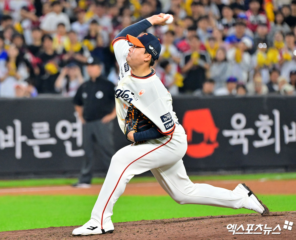 KT 위즈가 28일 한화 이글스와 FA 계약을 체결한 강백호의 보상선수로 투수 한승혁을 지명했다. 지난 25일 한화로부터 20인 보호선수 명단을 받았고, 경험이 풍부한 베테랑 투수 한승혁을 영입하기로 했다. KT는 한승혁과 함께 강백호의 2025시즌 연봉(7억원) 200%인 14억원도 받는다. 엑스포츠뉴스 DB