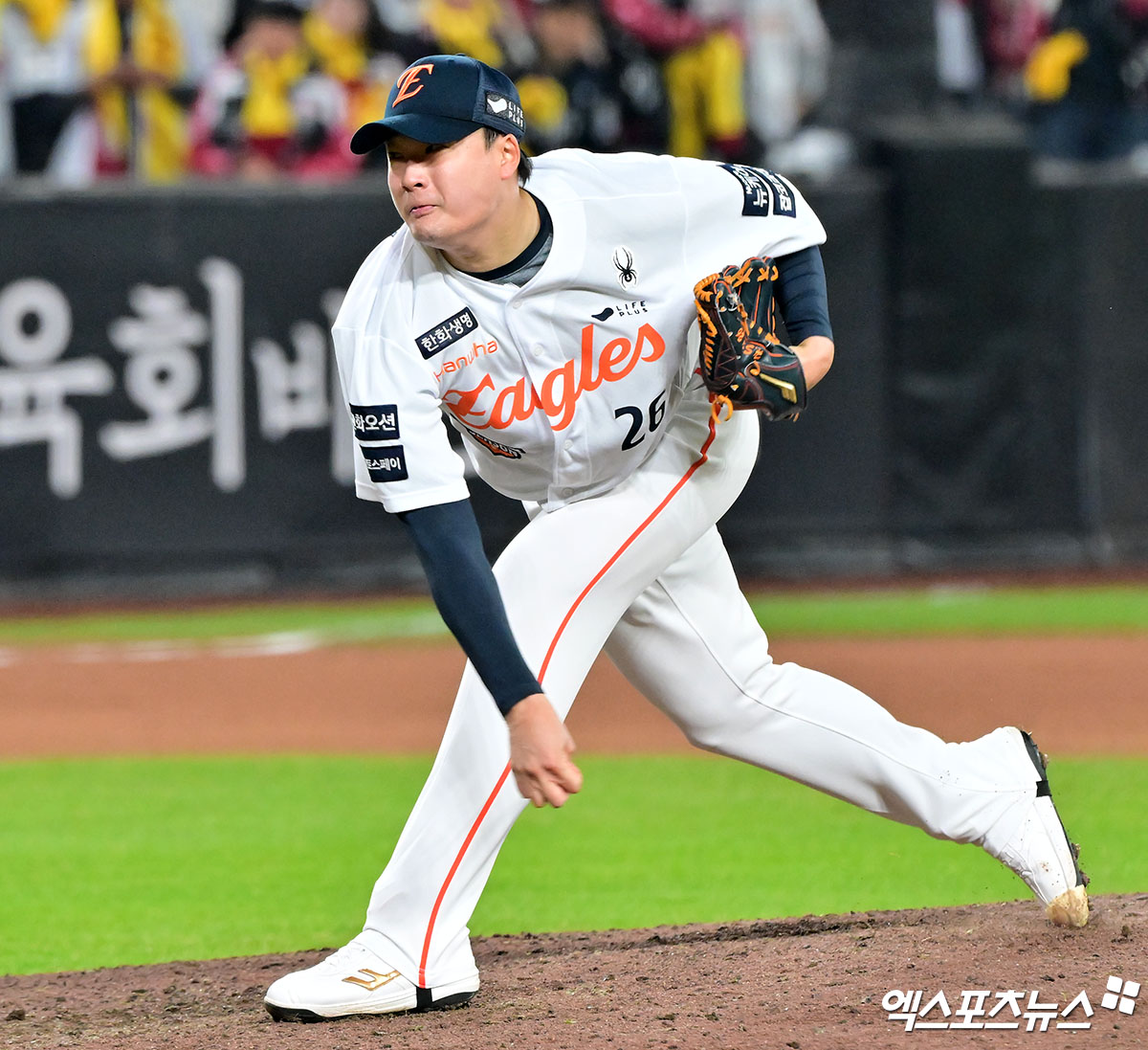 KT 위즈가 28일 한화 이글스와 FA 계약을 체결한 강백호의 보상선수로 투수 한승혁을 지명했다. 지난 25일 한화로부터 20인 보호선수 명단을 받았고, 경험이 풍부한 베테랑 투수 한승혁을 영입하기로 했다. KT는 한승혁과 함께 강백호의 2025시즌 연봉(7억원) 200%인 14억원도 받는다. 엑스포츠뉴스 DB