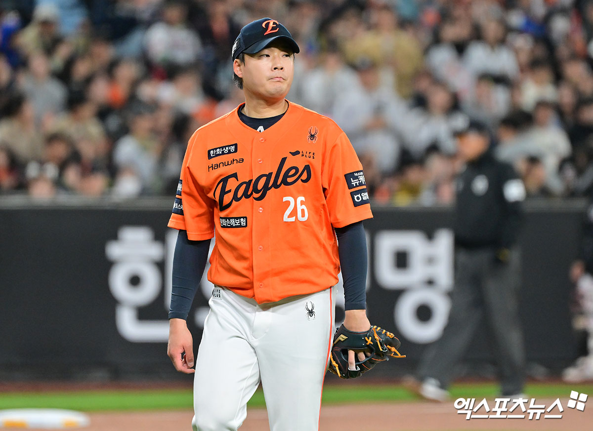 KT 위즈가 28일 한화 이글스와 FA 계약을 체결한 강백호의 보상선수로 투수 한승혁을 지명했다. 지난 25일 한화로부터 20인 보호선수 명단을 받았고, 경험이 풍부한 베테랑 투수 한승혁을 영입하기로 했다. KT는 한승혁과 함께 강백호의 2025시즌 연봉(7억원) 200%인 14억원도 받는다. 엑스포츠뉴스 DB