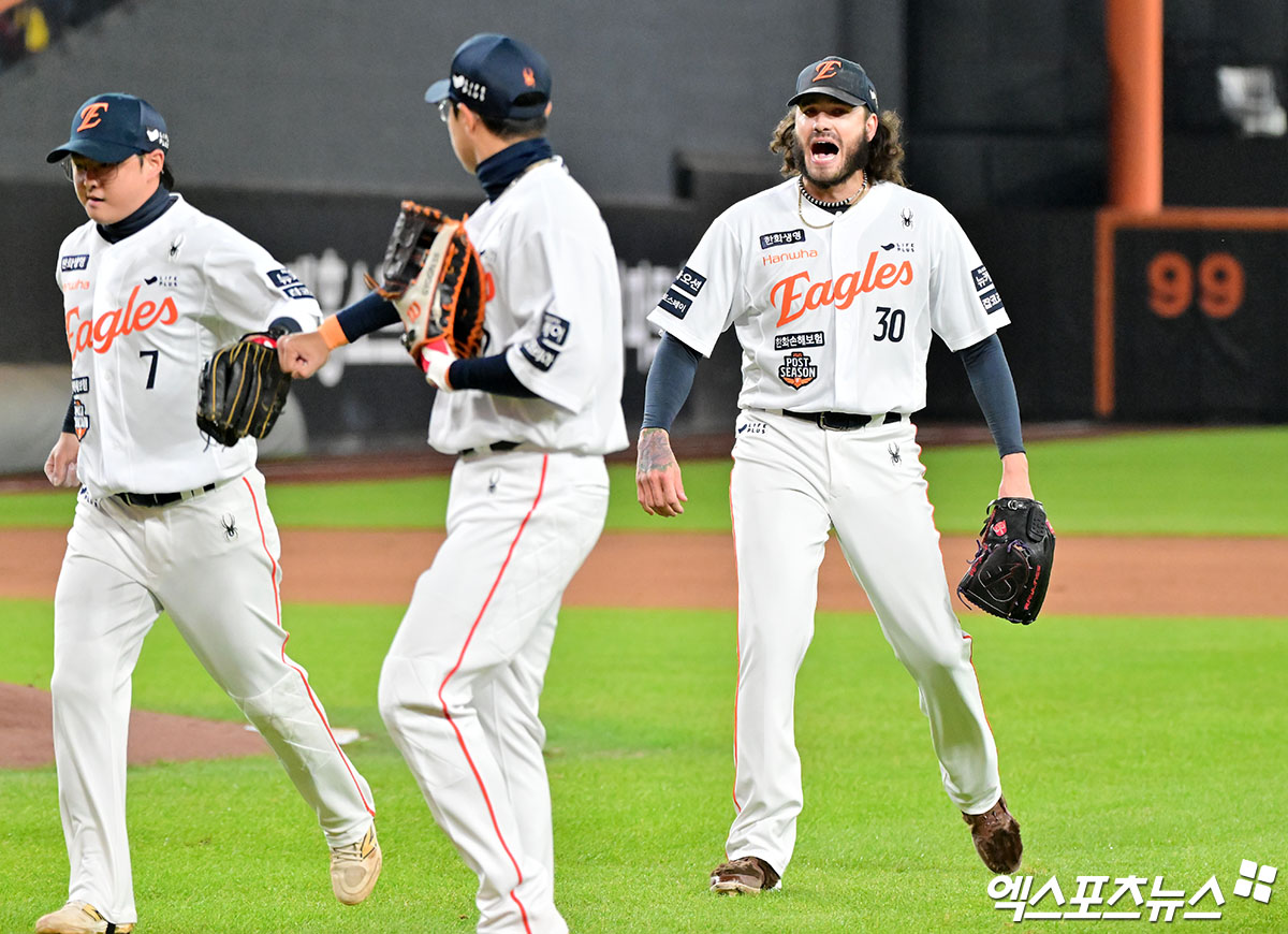 29일 오후 대전 한화생명 볼파크에서 열린 '2025 신한 SOL Bank KBO 한국시리즈' LG 트윈스와 한화 이글스의 3차전 경기, 1회초 수비를 마친 한화 폰세가 포효하고 있다. 엑스포츠뉴스 DB