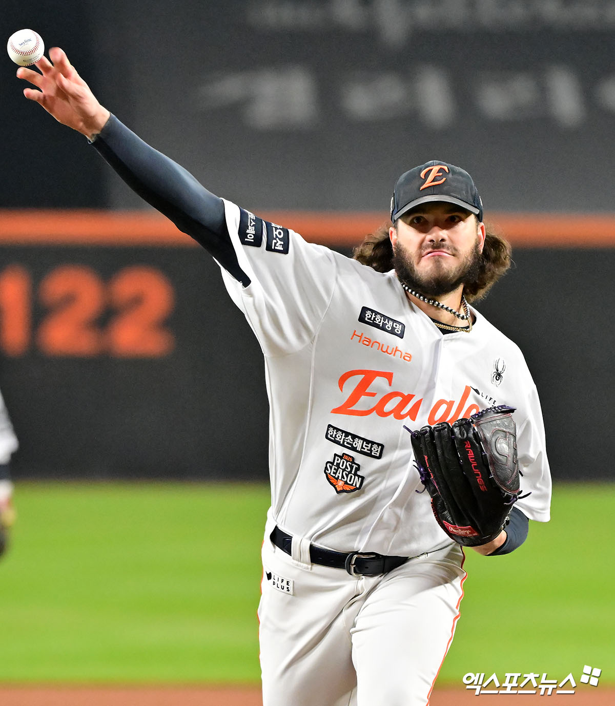 29일 오후 대전 한화생명 볼파크에서 열린 '2025 신한 SOL Bank KBO 한국시리즈' LG 트윈스와 한화 이글스의 3차전 경기, 1회초 한화 선발투수 폰세가 공을 힘차게 던지고 있다. 엑스포츠뉴스 DB