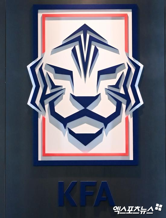 한국과 일본이 오는 2035년 열리는 아시아축구연맹(AFC) 아시안컵 공동 개최를 추진하고 있다는 소식이다. 대한축구협회는 최근 일본축구협회와 아시안컵 공동 개최 건을 놓고 실무자 차원에서 의견을 나눈 것으로 알려졌다. 양측 모두 대회 개최에 따른 경제적 비용 절감 등에 공감했다는 게 대한축구협회의 설명이다. 사진 엑스포츠뉴스DB