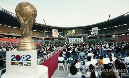 한국과 일본이 오는 2035년 열리는 아시아축구연맹(AFC) 아시안컵 공동 개최를 추진하고 있다는 소식이다. 대한축구협회는 최근 일본축구협회와 아시안컵 공동 개최 건을 놓고 실무자 차원에서 의견을 나눈 것으로 알려졌다. 양측 모두 대회 개최에 따른 경제적 비용 절감 등에 공감했다는 게 대한축구협회의 설명이다. 사진 연합뉴스