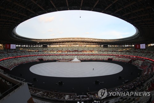 한국과 일본이 오는 2035년 열리는 아시아축구연맹(AFC) 아시안컵 공동 개최를 추진하고 있다는 소식이다. 대한축구협회는 최근 일본축구협회와 아시안컵 공동 개최 건을 놓고 실무자 차원에서 의견을 나눈 것으로 알려졌다. 양측 모두 대회 개최에 따른 경제적 비용 절감 등에 공감했다는 게 대한축구협회의 설명이다. 사진 연합뉴스