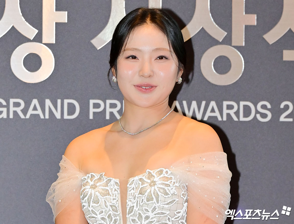 28일 오후 서울 삼성동 그랜드 인터컨티넨탈 서울 파르나스에서 '2025 KLPGA 대상 시상식'이 열렸다. 이날 '2025 KLPGA 대상 시상식'에 참석한 유현조가 포즈를 취하고 있다. 삼성동, 김한준 기자