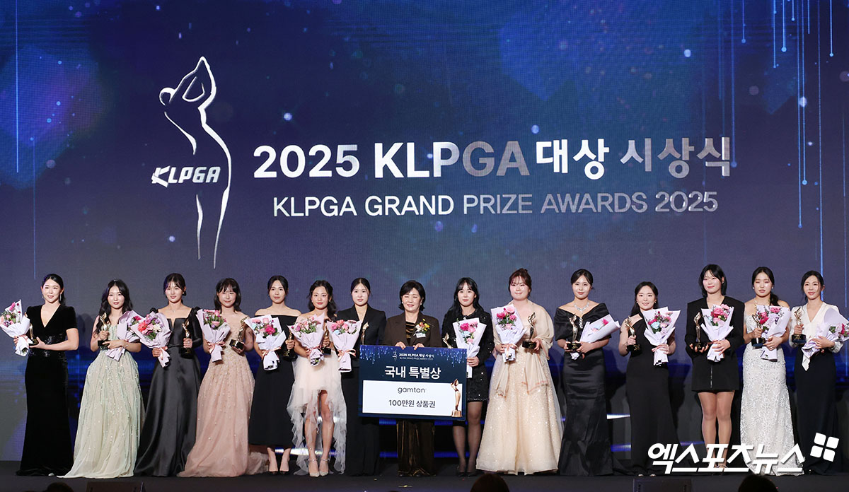 28일 오후 서울 삼성동 그랜드 인터컨티넨탈 서울 파르나스에서 '2025 KLPGA 대상 시상식'이 열렸다. 이날 '2025 KLPGA 대상 시상식'에서 국내 특별상을 수상한 박보겸, 박현경, 정윤지, 이가영, 노승희, 고지우, 배소현, 유현조, 이다연, 성유진, 황유민, 이예원, 방신실, 홍정민이 기념촬영을 갖고 있다. 삼성동, 김한준 기자