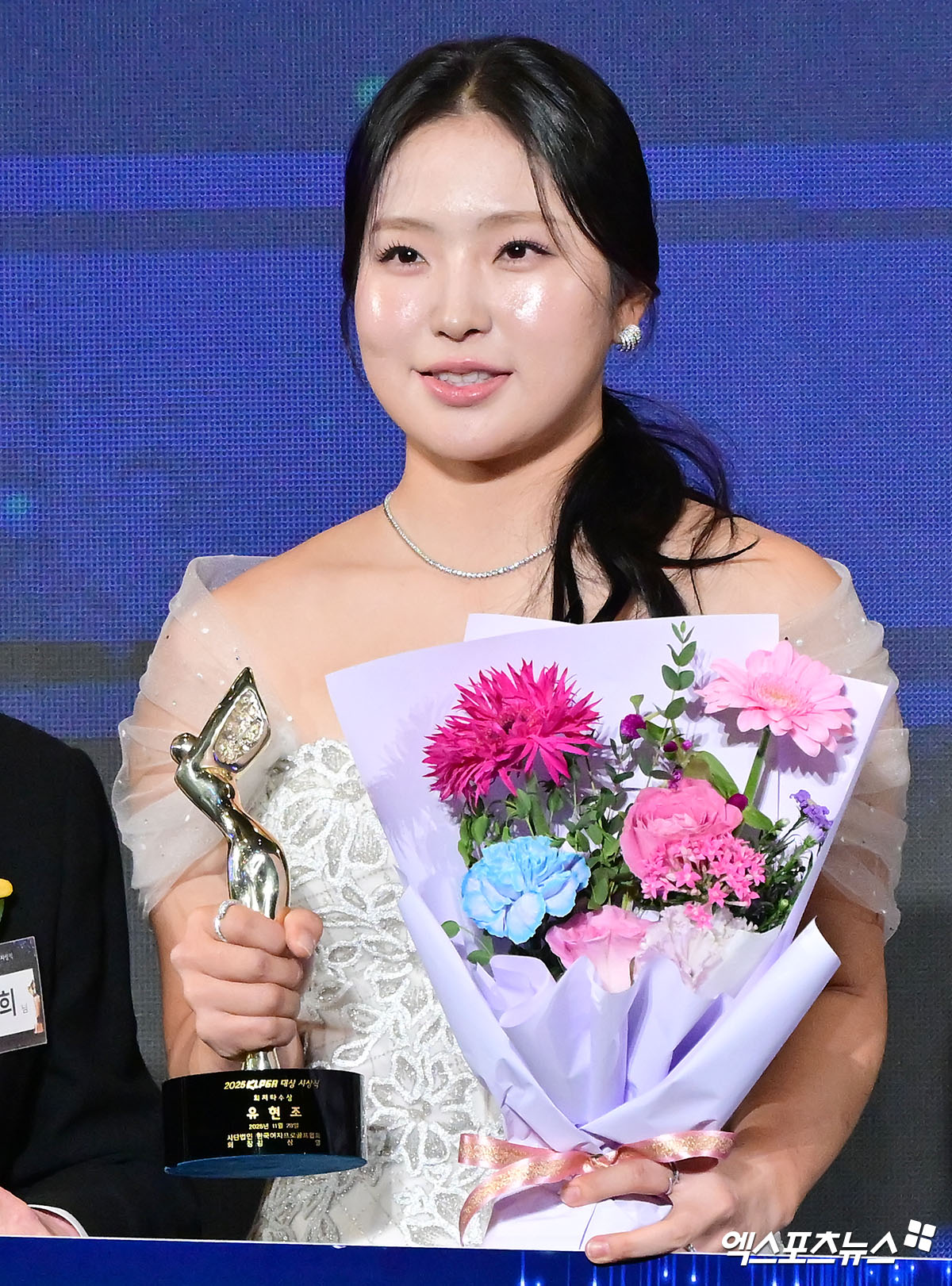 28일 오후 서울 삼성동 그랜드 인터컨티넨탈 서울 파르나스에서 '2025 KLPGA 대상 시상식'이 열렸다. 이날 '2025 KLPGA 대상 시상식'에서 최저타수상을 수상한 유현조가 기념촬영을 갖고 있다. 삼성동, 김한준 기자