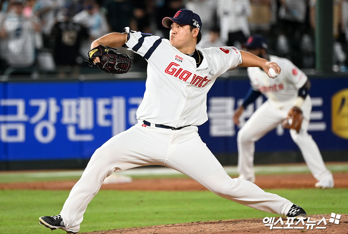 1일 오후 부산 동래구 사직야구장 열린 ’2023 신한은행 SOL KBO리그’ NC 다이노스와 롯데 자이언츠의 경기, 11회초 1사 만루 롯데 심재민이 공을 힘차게 던지고 있다. 엑스포츠뉴스 DB