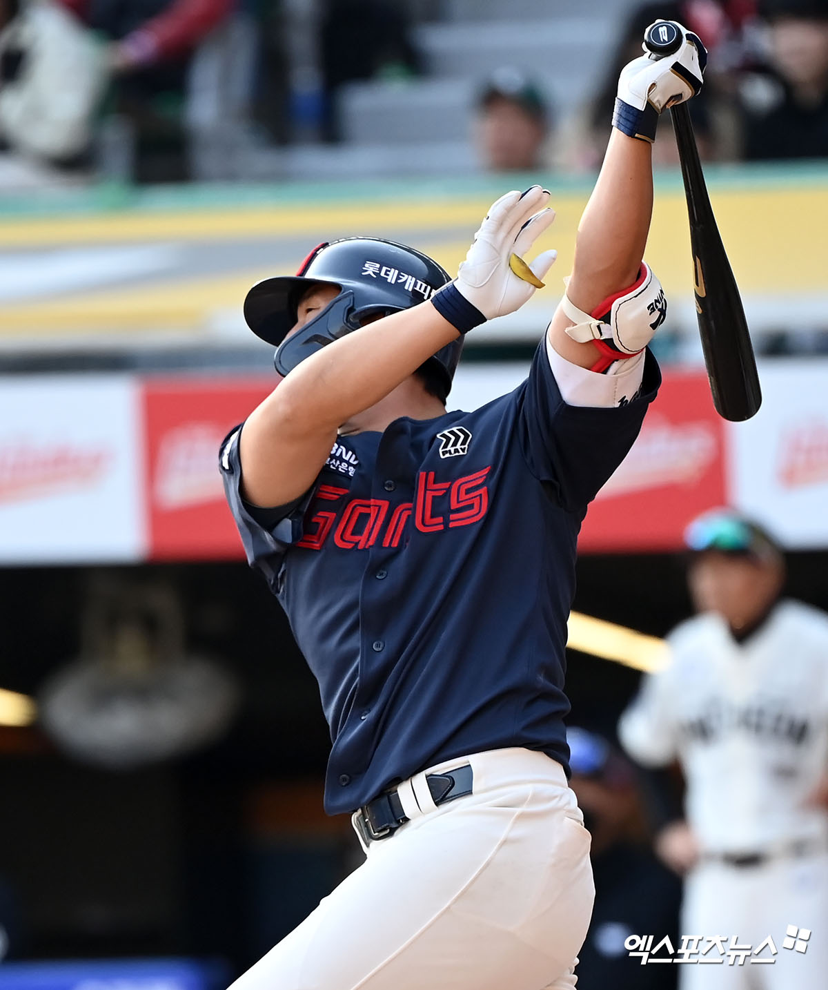 24일 오후 인천SSG랜더스필드에서 열린 '2024 신한 SOL Bank KBO리그' 롯데 자이언츠와 SSG 랜더스의 경기, 9회초 1사 롯데 이주찬이 타격을 하고 있다. 엑스포츠뉴스 DB