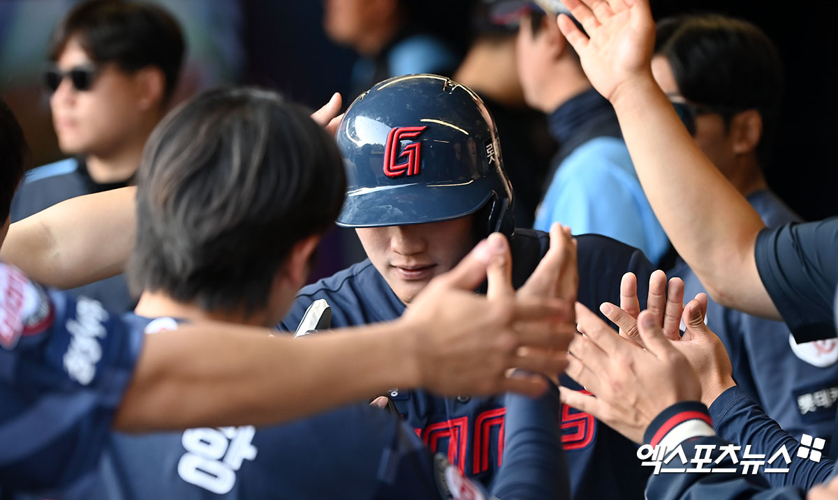 24일 오후 인천SSG랜더스필드에서 열린 '2024 신한 SOL Bank KBO리그' 롯데 자이언츠와 SSG 랜더스의 경기, 9회초 2사 1,3루 롯데 이주찬이 박승욱의 1타점 적시타때 득점에 성공한 후 더그아웃에서 하이파이브를 하고 있다. 엑스포츠뉴스 DB