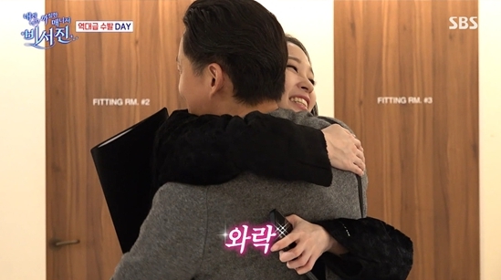 애니와 포옹하는 이서진