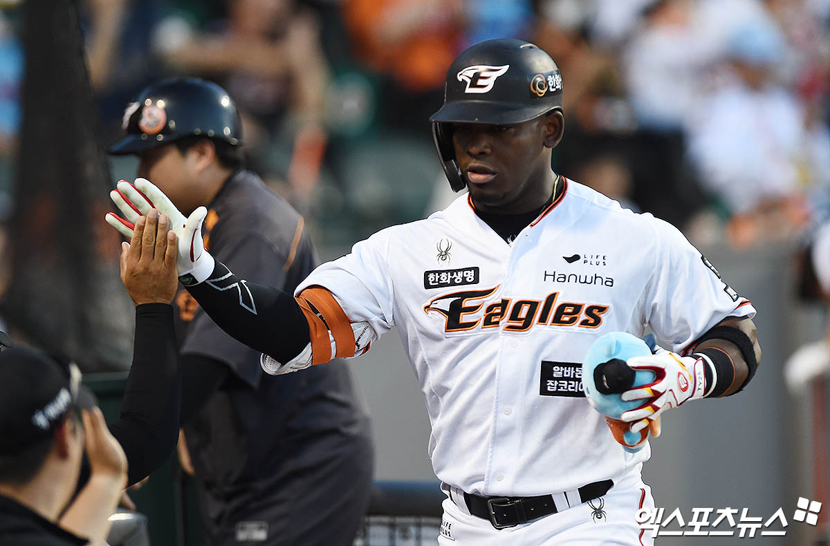 28일 오후 대전 한화생명이글스파크에서 열린 '2024 신한 SOL Bank KBO리그' 롯데 자이언츠와 한화 이글스의 경기, 3회말 무사 한화 선두타자 페라자가 롯데 선발투수 박세웅 상대로 솔로 홈런을 때려낸 뒤 더그아웃으로 향하며 하이파이브를 나누고 있다. 페라자는 2년 만인 2026년 다시 한화에 온다. 엑스포츠뉴스DB