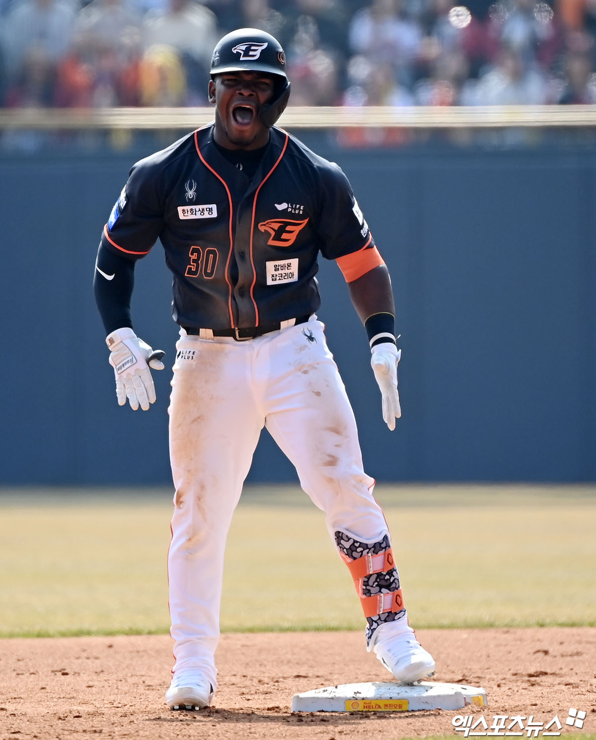 23일 오후 서울 송파구 잠실야구장에서 열린 '2024 신한 SOL Bank KBO리그' 한화 이글스와 LG 트윈스의 경기, 3회초 1사 1,3루 한화 페라자가 1타점 2루타를 날린 후 기뻐하고 있다.23일 오후 서울 송파구 잠실야구장에서 열린 '2024 신한 SOL Bank KBO리그' 한화 이글스와 LG 트윈스의 경기, 3회초 1사 1,3루 한화 페라자가 1타점 2루타를 날린 후 기뻐하고 있다. 페라자는 2년 만인 2026년 다시 한화에 입단한다. 엑스포츠뉴스DB