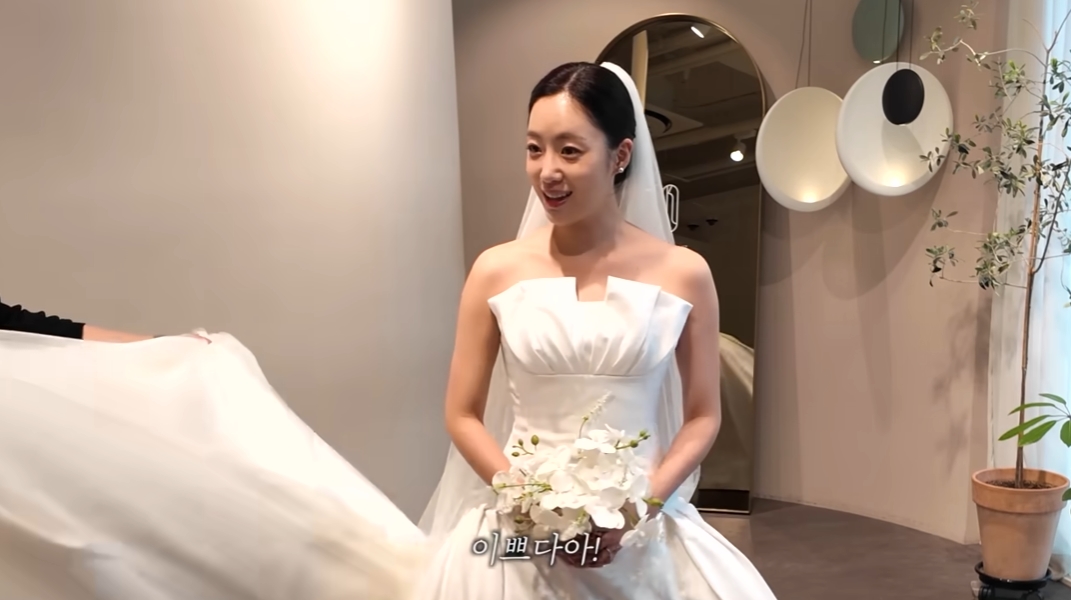 함은정이 웨딩드레스 피팅에 나섰다