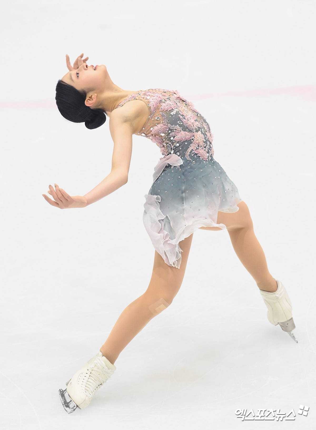 신지아는 29일 서울 양천구 목동실내빙상장에서 열린 2025 KB금융 전국 남녀 피겨스케이팅 회장배 랭킹대회 겸 국가대표 선발전 여자 싱글 쇼트프로그램에서 기술점수(TES) 39.52점, 예술점수(PCS) 33.54점, 감점 1점을 받으면서 합계 72.06점으로 2위에 올랐다. 엑스포츠뉴스DB