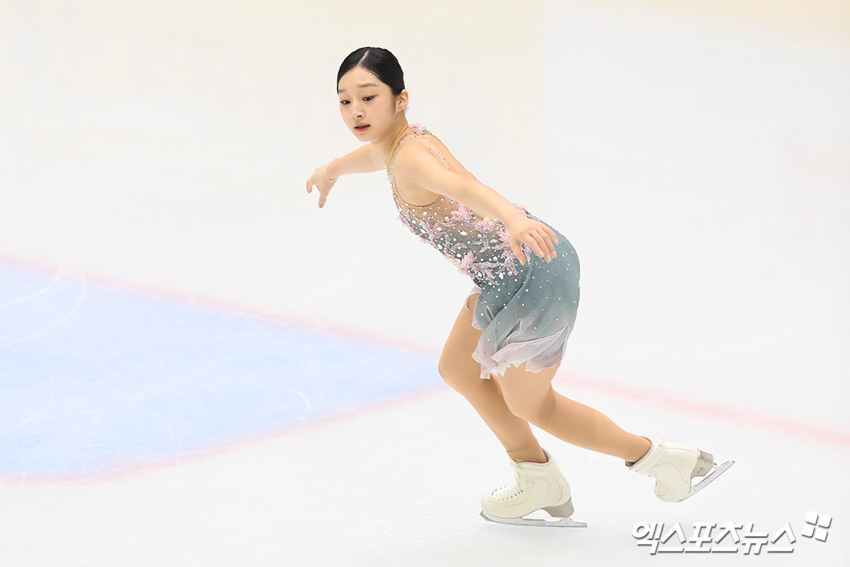 신지아는 29일 서울 양천구 목동실내빙상장에서 열린 2025 KB금융 전국 남녀 피겨스케이팅 회장배 랭킹대회 겸 국가대표 선발전 여자 싱글 쇼트프로그램에서 기술점수(TES) 39.52점, 예술점수(PCS) 33.54점, 감점 1점을 받으면서 합계 72.06점으로 2위에 올랐다. 엑스포츠뉴스DB