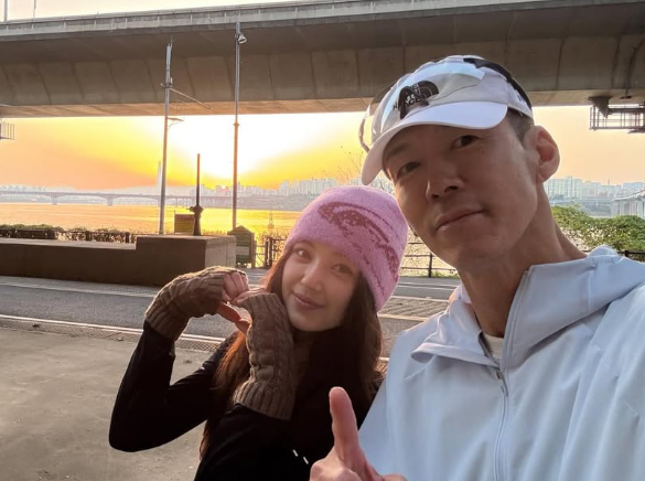 새벽 러닝을 한 뉴진스 다니엘과 션. 사진=션 SNS