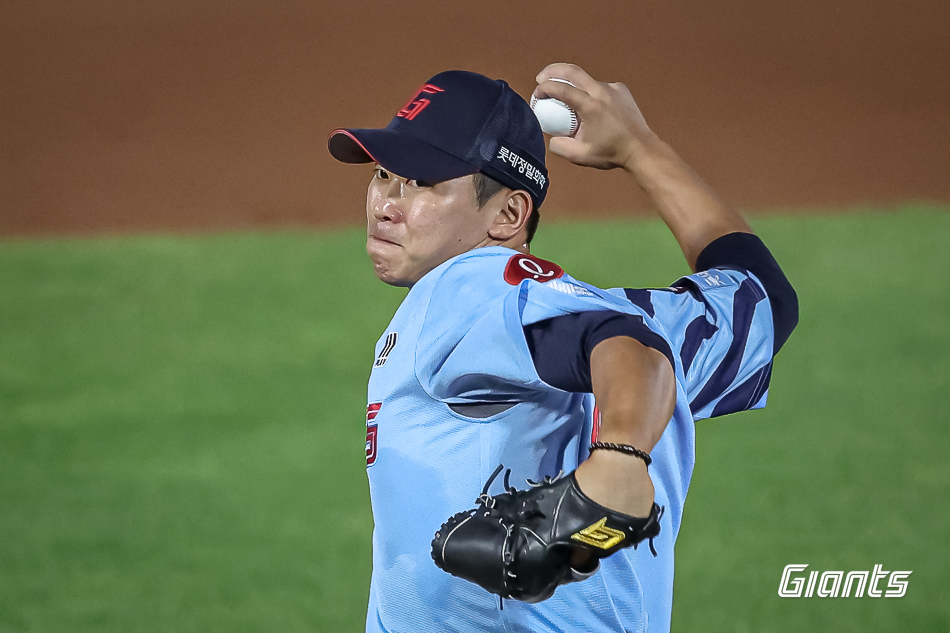 롯데 자이언츠 정우준이 29일 대만 가오슝 청칭후 야구장에서 열린 '2025 아시아 윈터리그' 타이완 마운틴스와의 경기에 선발 등판해 9이닝(100구) 1피안타 2탈삼진 1볼넷 무실점 완봉승을 기록했다. 그는 이번 윈터리그 3경기에 선발 등판해 2승무패 평균자책점 1.66, 14탈삼진을 기록하며 29일 기준 탈삼진 부문 공동 1위, 승리 부문 4위, 평균자책점 부문 5위에 올랐다. 롯데 자이언츠