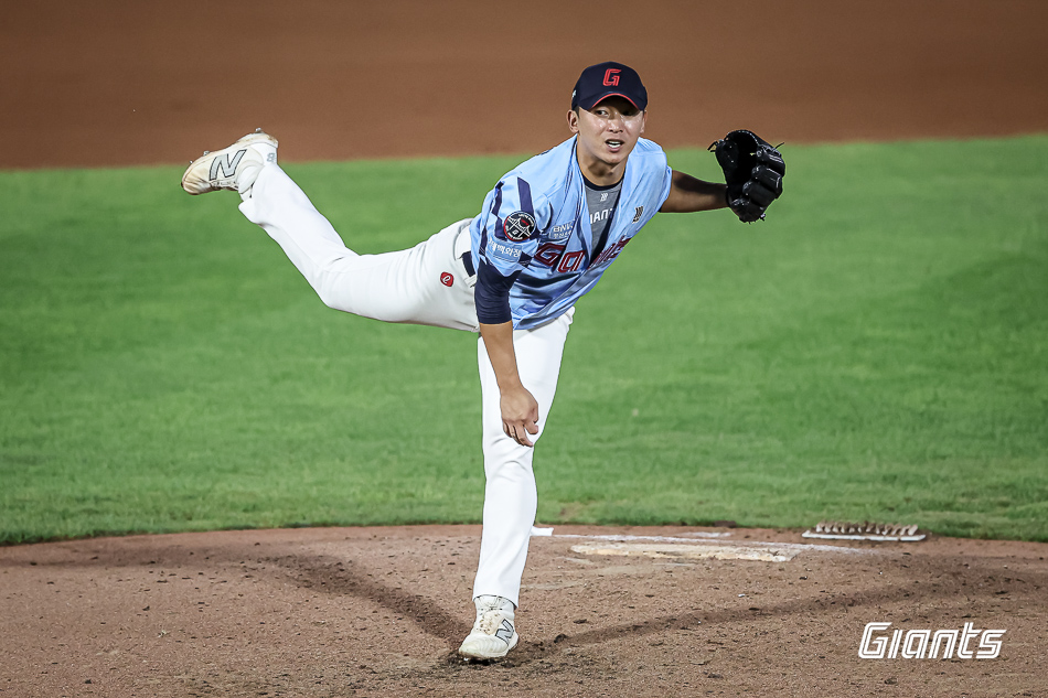 롯데 자이언츠 정우준이 29일 대만 가오슝 청칭후 야구장에서 열린 '2025 아시아 윈터리그' 타이완 마운틴스와의 경기에 선발 등판해 9이닝(100구) 1피안타 2탈삼진 1볼넷 무실점 완봉승을 기록했다. 그는 이번 윈터리그 3경기에 선발 등판해 2승무패 평균자책점 1.66, 14탈삼진을 기록하며 29일 기준 탈삼진 부문 공동 1위, 승리 부문 4위, 평균자책점 부문 5위에 올랐다. 롯데 자이언츠