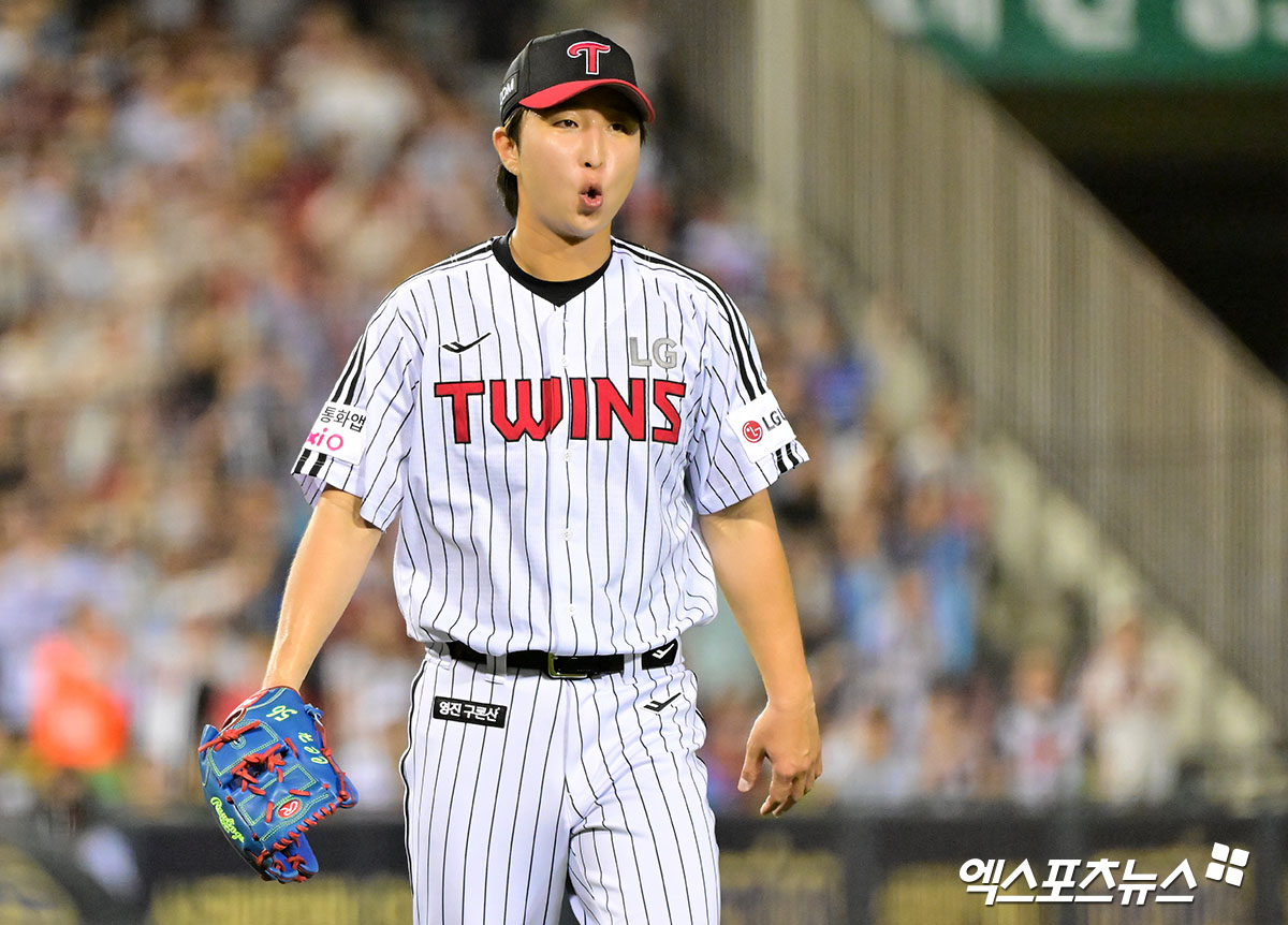 지난 8월 21일 오후 서울 송파구 잠실야구장에서 열린 '2025 신한 SOL Bank KBO리그' 롯데 자이언츠와 LG 트윈스의 경기, 6회초 수비를 마친 LG 최채흥이 더그아웃으로 향하고 있다. 엑스포츠뉴스 DB