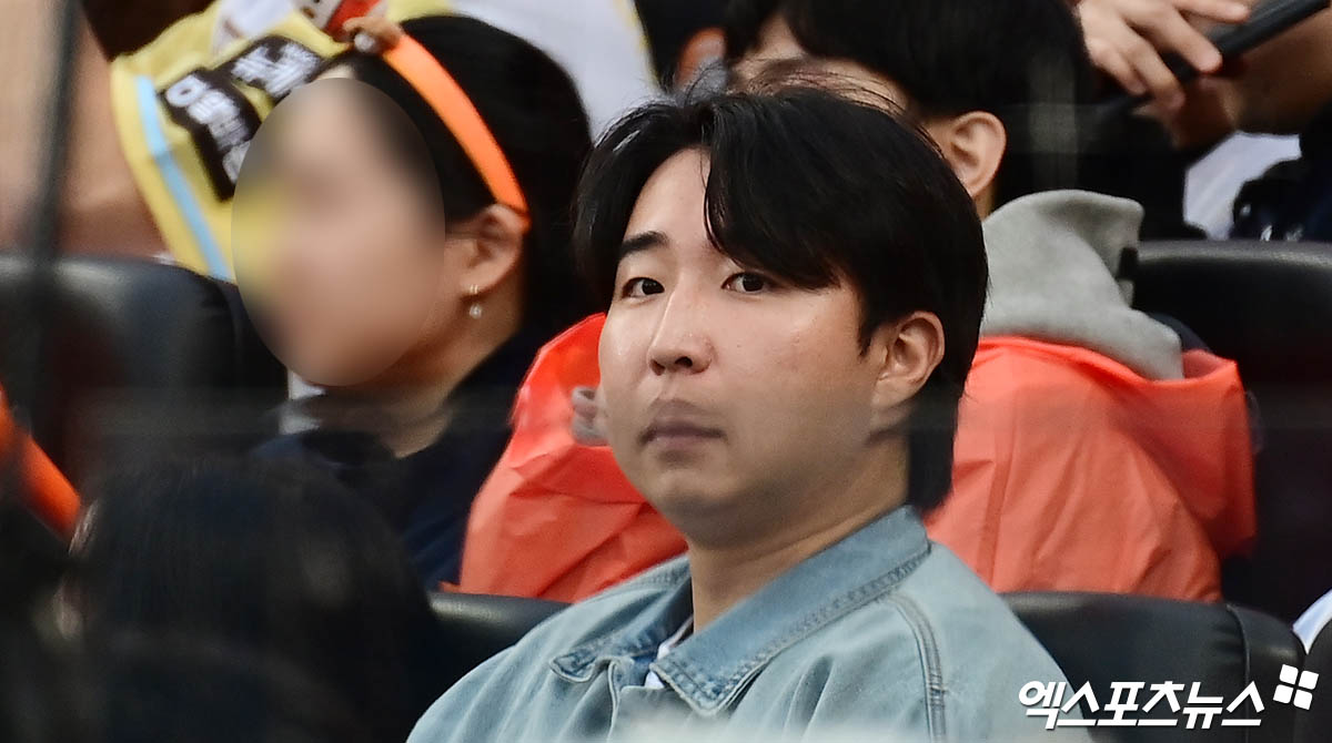 지난달 18일 오후 대전한화생명볼파크에서 열린 '2025 신한 SOL Bank KBO 포스트시즌' 삼성 라이온즈와 한화 이글스의 플레이오프 1차전 경기, LG 최채흥이 관중석에서 경기를 지켜보고 있다. 엑스포츠뉴스 DB