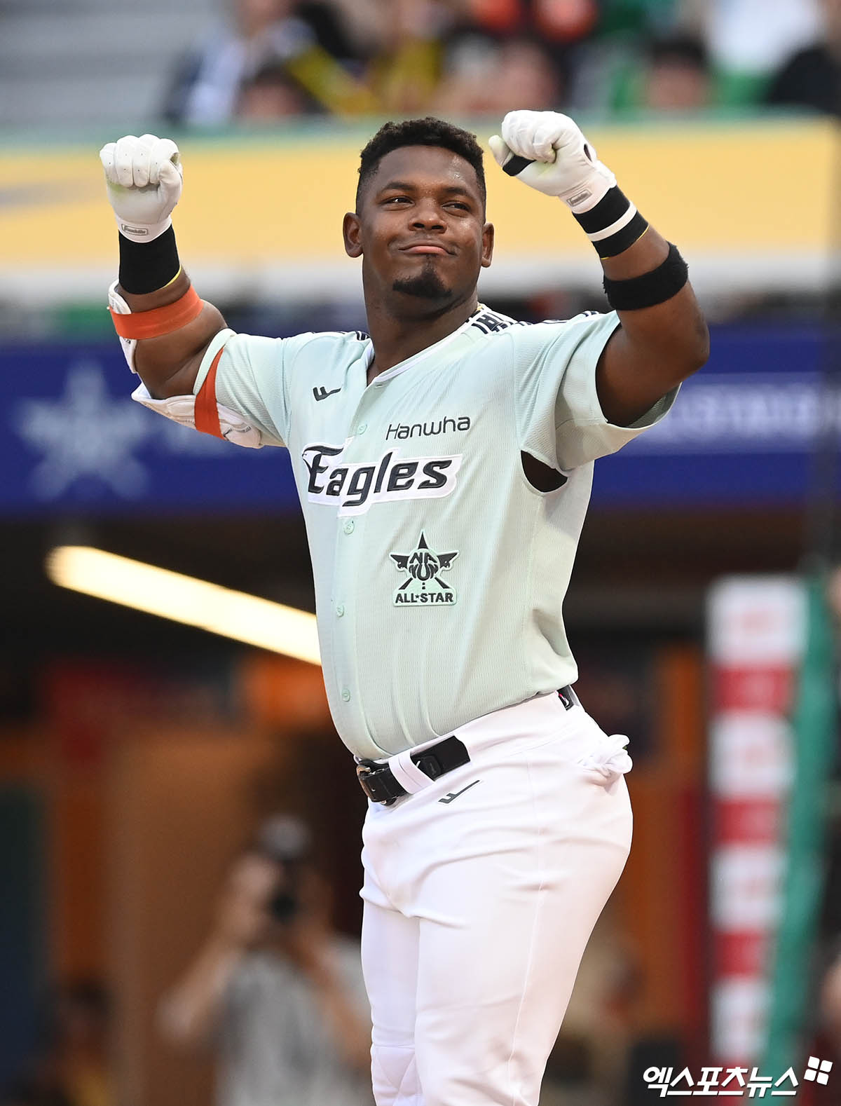 한화 이글스는 지난 29일 외국인 타자 요나단 페라자를 영입했다고 공식 발표했다. 페라자의 계약 규모는 계약금 20만 달러, 연봉 70만 달러, 옵션 10만 달러 등 총액 100만 달러 규모다. 지난 2024시즌 한화에서 활약한 뒤 재계약에 실패했으나 올해 미국 마이너리그 활약이 좋았다는 게 한화 구단 평가다. 지난해 류현진도 고개를 젓게 한 페라자의 수비가 과연 나아졌을지가 내년 활약상 관건으로 떠올랐다. 엑스포츠뉴스DB