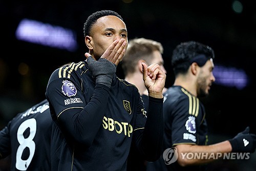 토트넘은 30일 영국 런던 토트넘 홋스퍼 스타디움에서 열린 2025-2026시즌 잉글리시 프리미어리그 13라운드 경기에서 풀럼에 1-2로 패배했다. 토트넘은 지난 2023년 11월 손흥민이 1골 1도움 원맨쇼를 펼치면서 풀럼을 2-0으로 제압했으나 이후 2년간 상대 전적 1무3패 부진에 빠지게 됐다. 토트넘은 이날 패배로 리그 13경기 5승 3무 5패를 기록, 승점 18로 리그 10위에 위치했다. 반면 풀럼은 최근 2연승을 통해 승점 17을 기록, 15위에 올랐다. 연합뉴스