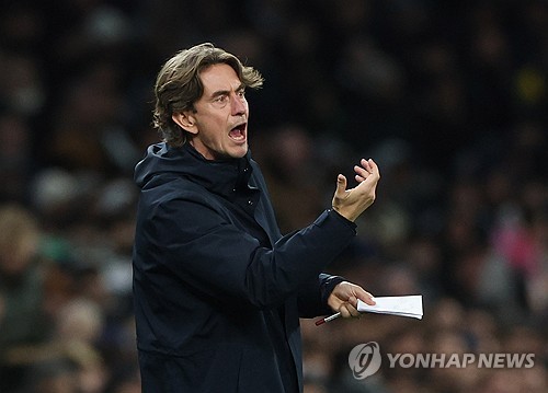 토트넘은 30일 영국 런던 토트넘 홋스퍼 스타디움에서 열린 2025-2026시즌 잉글리시 프리미어리그 13라운드 경기에서 풀럼에 1-2로 패배했다. 토트넘은 지난 2023년 11월 손흥민이 1골 1도움 원맨쇼를 펼치면서 풀럼을 2-0으로 제압했으나 이후 2년간 상대 전적 1무3패 부진에 빠지게 됐다. 토트넘은 이날 패배로 리그 13경기 5승 3무 5패를 기록, 승점 18로 리그 10위에 위치했다. 토마스 프랑크 토트넘 감독은 이날 거센 야유를 받았다. 연합뉴스