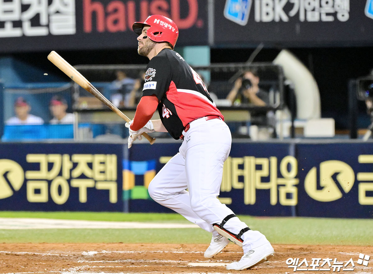 13일 오후 서울 송파구 잠실야구장에서 열린 '2025 신한 SOL Bank KBO리그' KIA 타이거즈와 LG 트윈스의 경기, 8회초 1사 1루 KIA 위즈덤이 좌전안타를 날리고 있다. 엑스포츠뉴스 DB