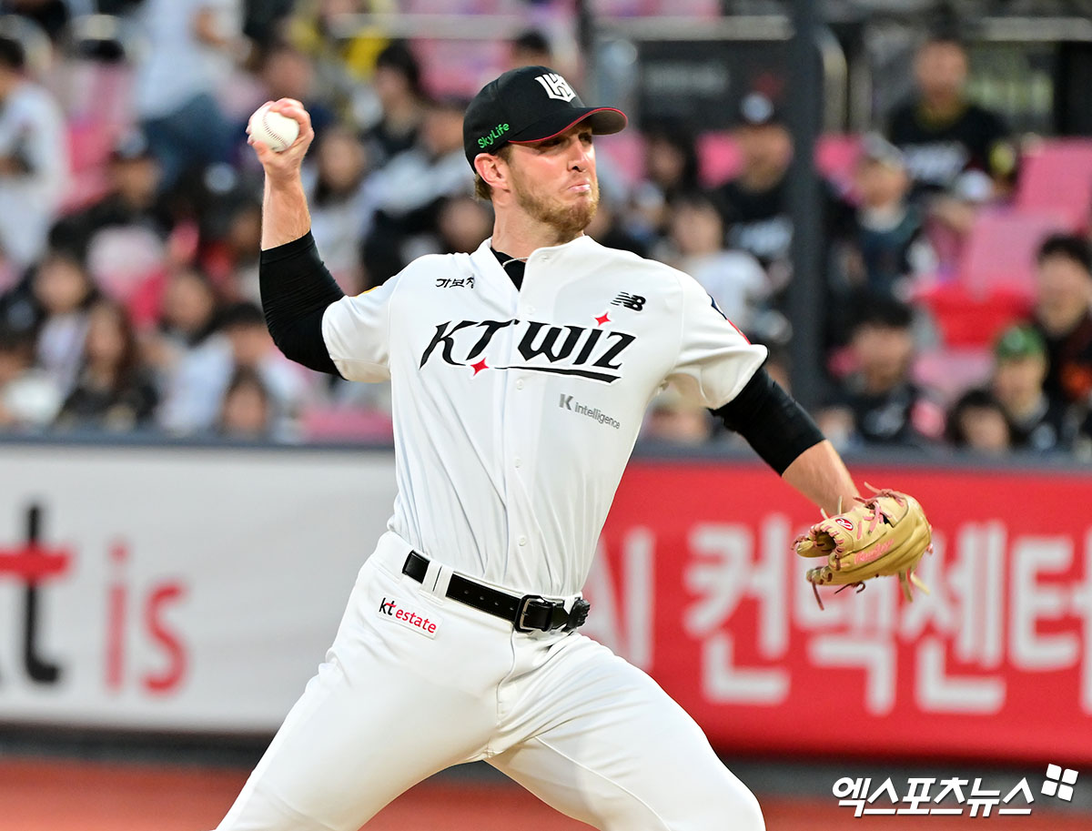 3일 오후 수원KT위즈파크에서 열린 '2025 신한 SOL Bank KBO리그' 한화 이글스와 KT 위즈의 경기, 3회초 KT 패트릭이 공을 힘차게 던지고 있다. 엑스포츠뉴스 DB