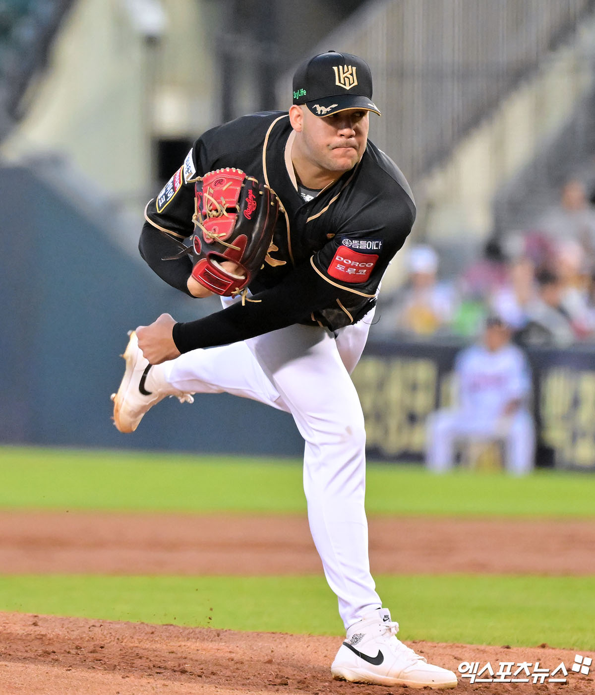 11일 오후 서울 송파구 잠실야구장에서 열린 '2025 신한 SOL Bank KBO리그' KT 위즈와 LG 트윈스의 경기, 1회말 KT 선발투수 헤이수스가 공을 힘차게 던지고 있다. 엑스포츠뉴스 DB