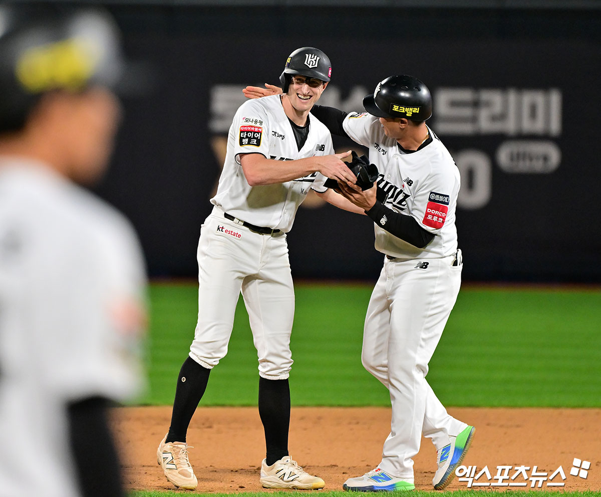 3일 오후 수원KT위즈파크에서 열린 '2025 신한 SOL Bank KBO리그' 한화 이글스와 KT 위즈의 경기, 9회말 2사 만루 KT 스티븐슨이 2타점 2루타를 날리고 있다. 엑스포츠뉴스 DB