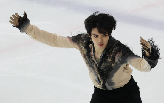 차준환이 30일 서울 양천구 목동실내빙상장에서 열린 2025 KB금융 전국 남녀 피겨스케이팅 회장배 랭킹대회 겸 국가대표 선발전(랭킹 대회) 남자 싱글 프리스케이팅에서 연기하고 있다. 연합뉴스