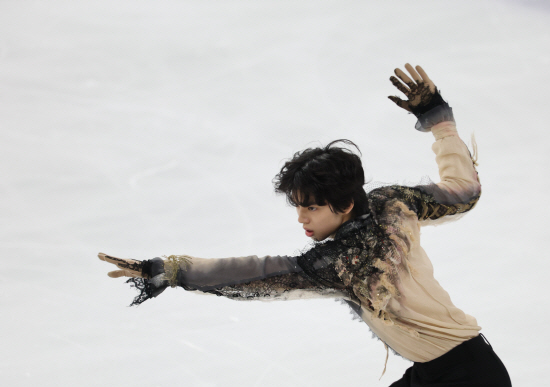 차준환이 30일 서울 양천구 목동실내빙상장에서 열린 2025 KB금융 전국 남녀 피겨스케이팅 회장배 랭킹대회 겸 국가대표 선발전(랭킹 대회) 남자 싱글 프리스케이팅에서 연기하고 있다. 연합뉴스