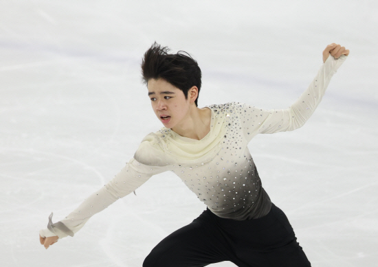 서민규가 30일 서울 양천구 목동실내빙상장에서 열린 2025 KB금융 전국 남녀 피겨스케이팅 회장배 랭킹대회 겸 국가대표 선발전(랭킹 대회) 남자 싱글 프리스케이팅에서 연기하고 있다. 연합뉴스