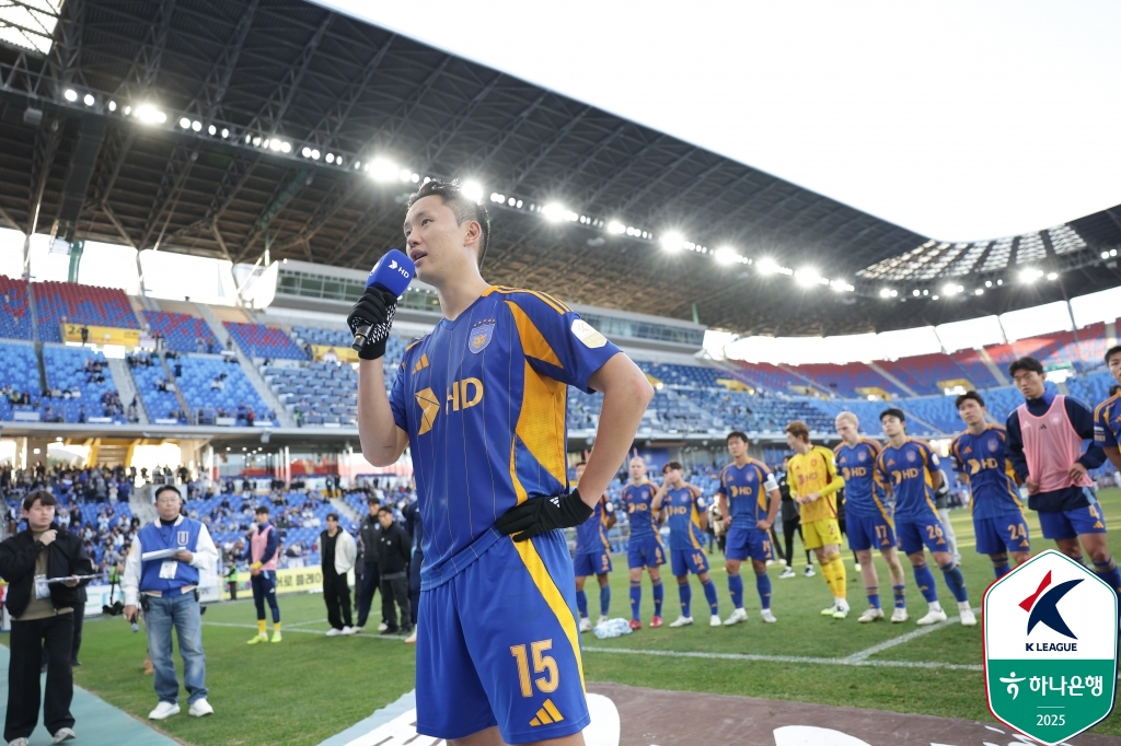 신태용이 정승현의 뺨을 때렸다고 간주되는 영상을 14일 중앙일보가 공개했다. 축구팬들은 다양한 반응을 보이는 중이다. 일부 축구 팬들은 친근함의 표시라도 가장 중요한 건 당사자인 정승현의 심정이라고 주장했다. 때리는 강도를 떠나 맞는 사람인 정승현이 불쾌감을 느꼈다면, 이는 폭행으로 봐야 한다며 정승현의 손을 들어줬다. 몇몇 팬은 외국 선수들과 감독들의 비슷한 장면을 근거로 폭행으로 보기 어렵다고 반박하기도 했다. 한국프로축구연맹