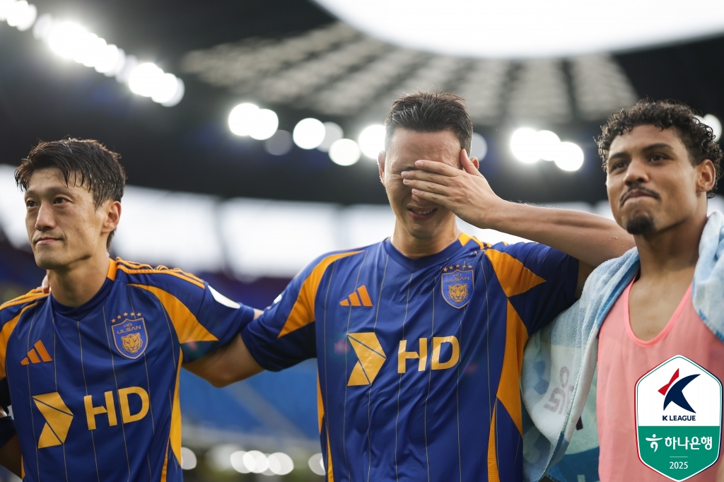 신태용이 정승현의 뺨을 때렸다고 간주되는 영상을 14일 중앙일보가 공개했다. 축구팬들은 다양한 반응을 보이는 중이다. 일부 축구 팬들은 친근함의 표시라도 가장 중요한 건 당사자인 정승현의 심정이라고 주장했다. 때리는 강도를 떠나 맞는 사람인 정승현이 불쾌감을 느꼈다면, 이는 폭행으로 봐야 한다며 정승현의 손을 들어줬다. 몇몇 팬은 외국 선수들과 감독들의 비슷한 장면을 근거로 폭행으로 보기 어렵다고 반박하기도 했다. 한국프로축구연맹