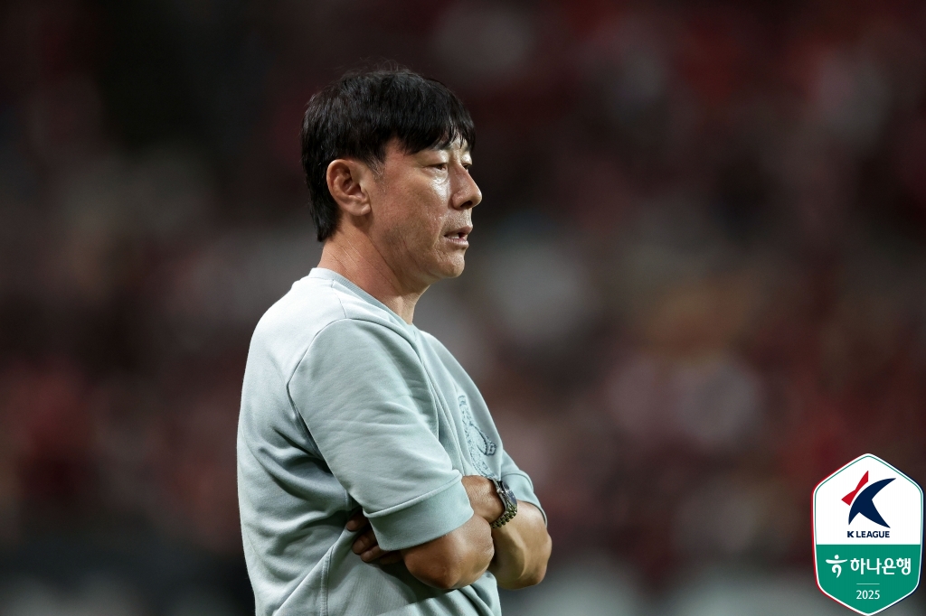 신태용이 정승현의 뺨을 때렸다고 간주되는 영상을 14일 중앙일보가 공개했다. 축구팬들은 다양한 반응을 보이는 중이다. 일부 축구 팬들은 친근함의 표시라도 가장 중요한 건 당사자인 정승현의 심정이라고 주장했다. 때리는 강도를 떠나 맞는 사람인 정승현이 불쾌감을 느꼈다면, 이는 폭행으로 봐야 한다며 정승현의 손을 들어줬다. 몇몇 팬은 외국 선수들과 감독들의 비슷한 장면을 근거로 폭행으로 보기 어렵다고 반박하기도 했다. 한국프로축구연맹