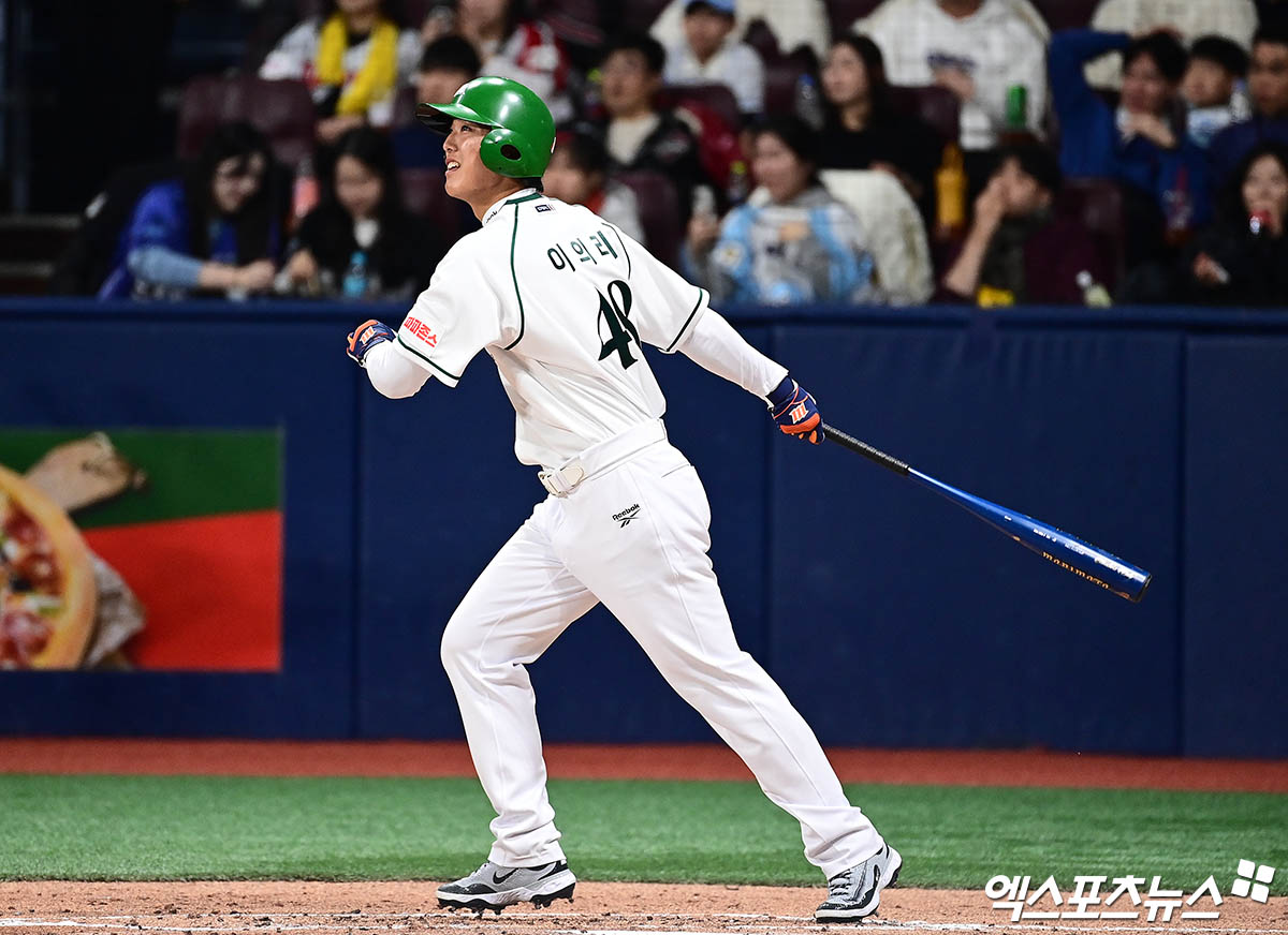 30일 오후 서울 구로구 고척스카이돔에서 열린 '더 제너레이션 매치' 팀 베테랑과 팀 라이징의 경기, 3회초 라이징 이의리가 적시 2루타를 때려내고 있다. 고척, 박지영 기자