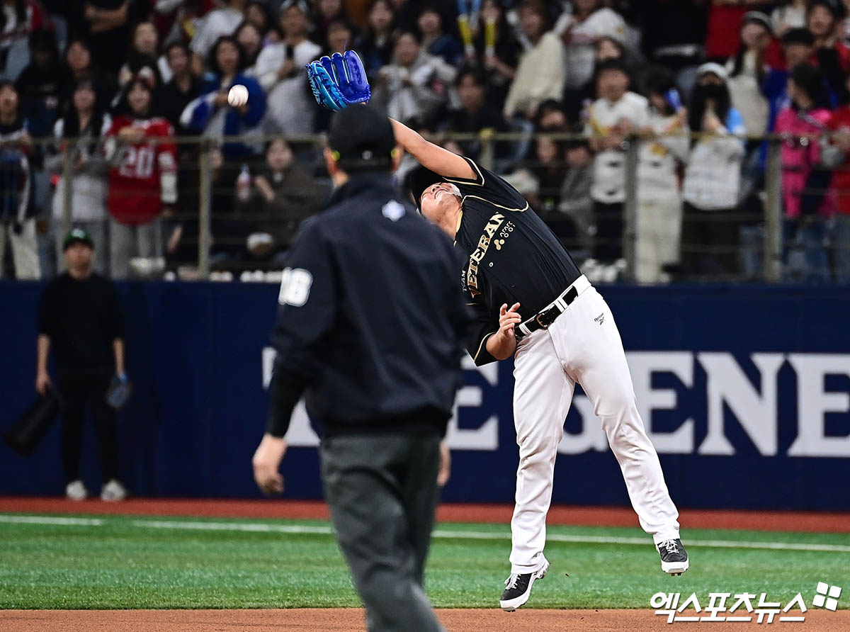 30일 오후 서울 구로구 고척스카이돔에서 열린 '더 제너레이션 매치' 팀 베테랑과 팀 라이징의 경기, 5회초 베테랑 2루수 고우석이 라이징 안현민의 타구를 놓치고 있다. 고척, 박지영 기자