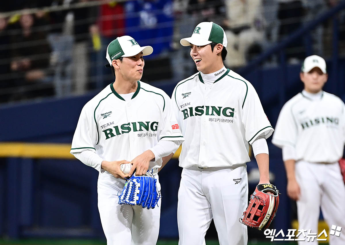 30일 오후 서울 구로구 고척스카이돔에서 열린 '더 제너레이션 매치' 팀 베테랑과 팀 라이징의 경기, 라이징 원태인과 김혜성이 이야기를 나누고 있다. 고척, 박지영 기자
