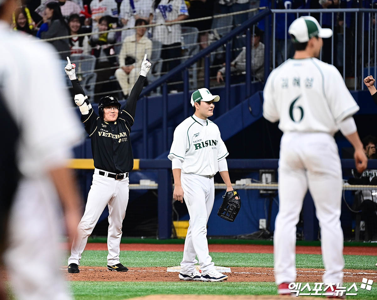 30일 오후 서울 구로구 고척스카이돔에서 열린 '더 제너레이션 매치' 팀 베테랑과 팀 라이징의 경기, 7회말 베테랑 허경민이 동점 2타점 적시타를 친 뒤 기뻐하고 있다. 고척, 박지영 기자