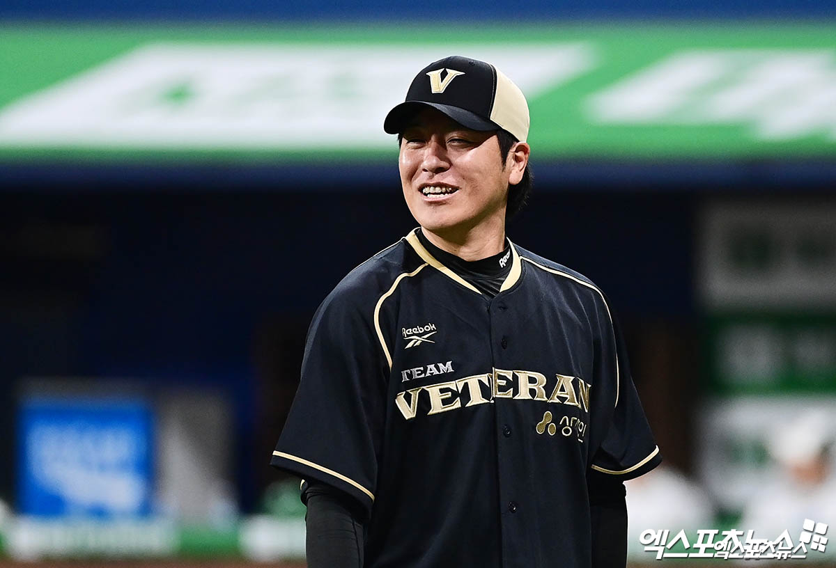 30일 오후 서울 구로구 고척스카이돔에서 열린 '더 제너레이션 매치' 팀 베테랑과 팀 라이징의 경기, 베테랑 투수 강민호가 실점 위기를 넘긴 뒤 더그아웃으로 향하고 있다. 고척, 박지영 기자